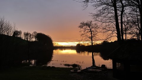 Solnedgang over søen på toppen i Østjylland
