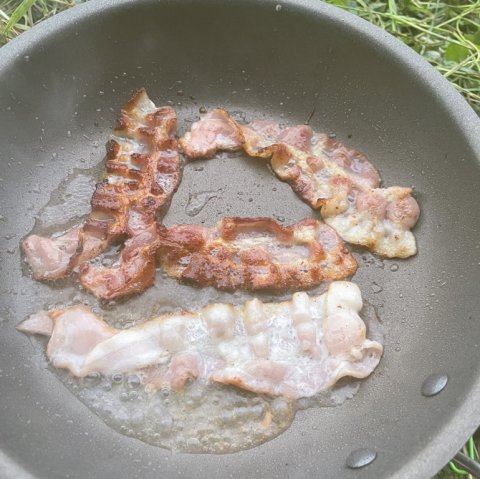 Bacon - morgenmad på vej i fiskecampen