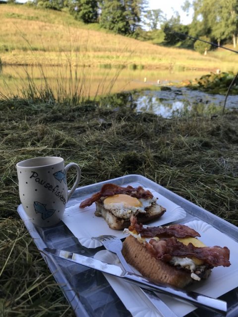 Morgenmad ved søbredden - smørristet brød spejlæg og bacon